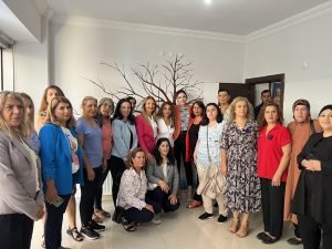 Aylin Naziliaka: "CHP Herkesi Golgesinde Koruyan Kollayan Adeta Yuva Gibi Hissettiren Koklu Bir Cinar"