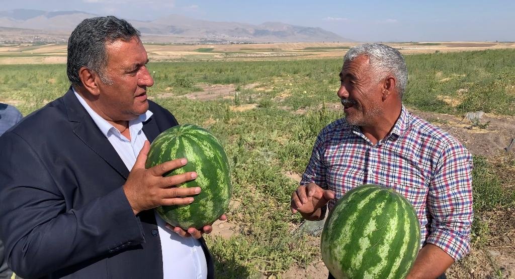 CHP Niğde Milletvekili Ömer Fethi Gürer,  çarşı-pazar ve marketlerde  dilimle