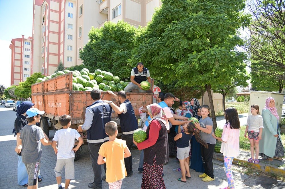 Kahramankazan Belediyesi, hayırsever bir vatandaşın armağan ettiği 30 ton karpuzu,