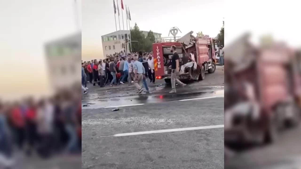 Mardin'in Derik ilçesinde TIR ile 2 aracın karıştığı kazada yaralılara