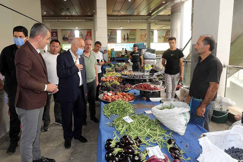 Yenimahalle Belediye Başkanı Fethi Yaşar, Yenimahalle Kapalı Pazar Yeri’ni ziyaret
