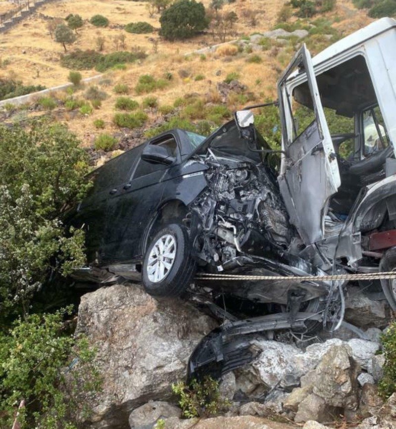 Bodrum’da trafik kazası geçiren sarkıcı İbrahim Tatlıses, içinde sıkıştığı araçtan