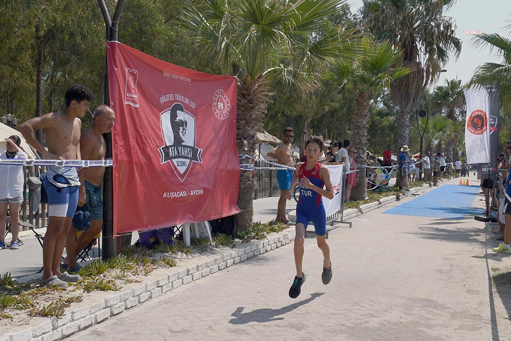 Kuşadası’nda Triatlon Yarışı Ata Yahşi Anısına Düzenlendi