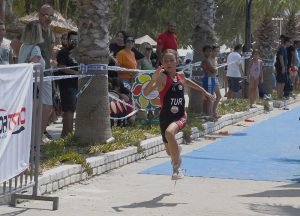 Kusadasi'nda Triatlon Yarisi Ata Yahsi Anisina Duzenlendi
