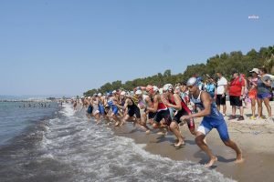 Kusadasi'nda Triatlon Yarisi Ata Yahsi Anisina Duzenlendi