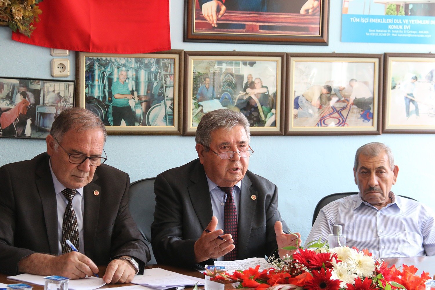 TÜM EMEK-DER Genel Başkanı Çalışkan: “Tüm Emeklileri Kapsayacak Şekilde İntibak Yasası Çıkartılmalı” Tüm İşçi Emeklileri Dul ve Yetimler Derneği (TÜM EMEK-DER) Genel