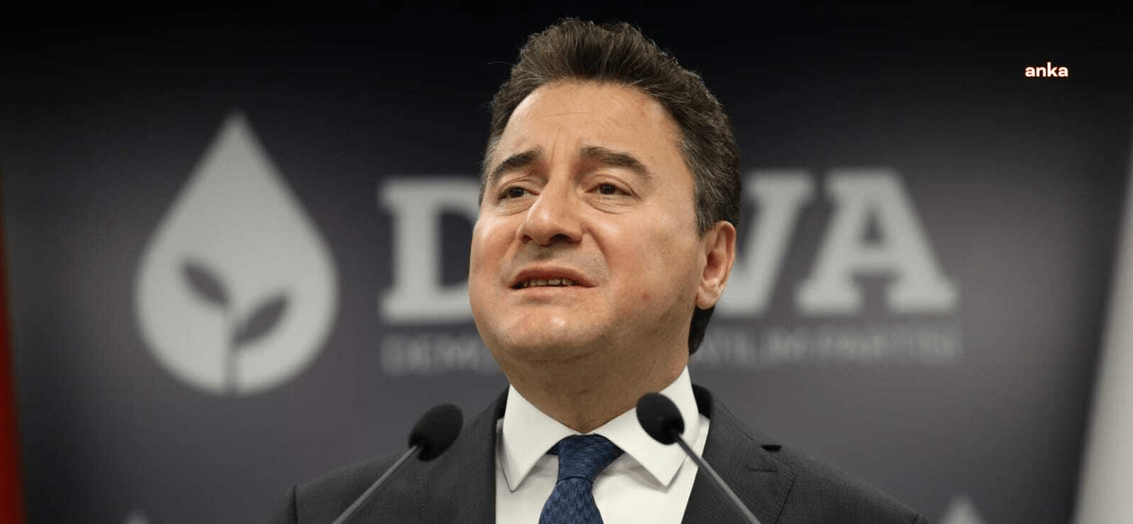Demokrasi ve Atılım (DEVA) Partisi Genel Başkanı Ali Babacan, şarkıcı