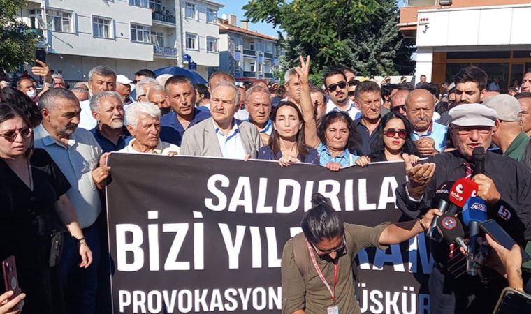 Alevi kurumları Ankara’nın Mamak ilçesinde Cemevlerine yönelik saldırıları protesto etti. 
