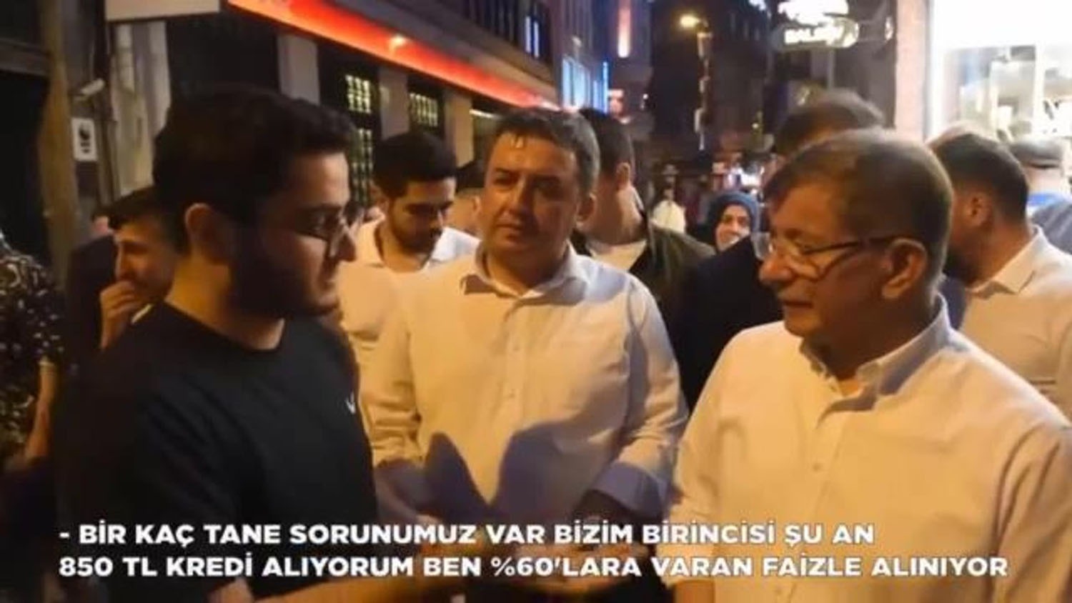 Gelecek Partisi Genel Başkanı Ahmet Davutoğlu, İstanbul’un Eminönü ilçesinde vatandaşların