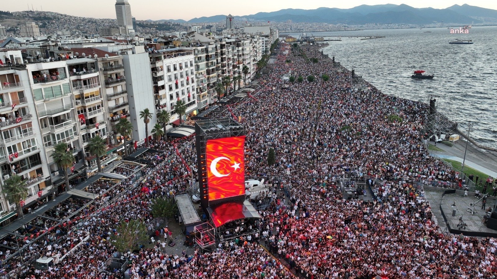 İzmir'in kurtuluşunun 100'üncü yılı etkinlikleri tarihi anlara sahne oluyor. Kutlamalar