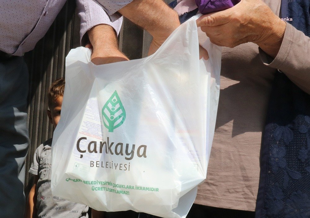 Çankaya Belediyesi, 12 yaş altı çocuklar için süt dağıtımını sürdürüyor.