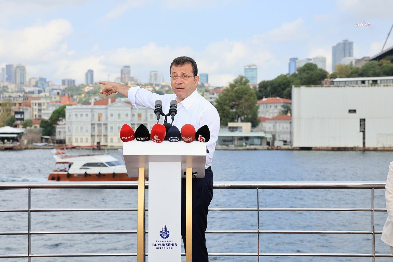 İstanbul Boğazı'nda kameraların karşısına geçen İstanbul Büyükşehir Belediye (İBB) Başkanı