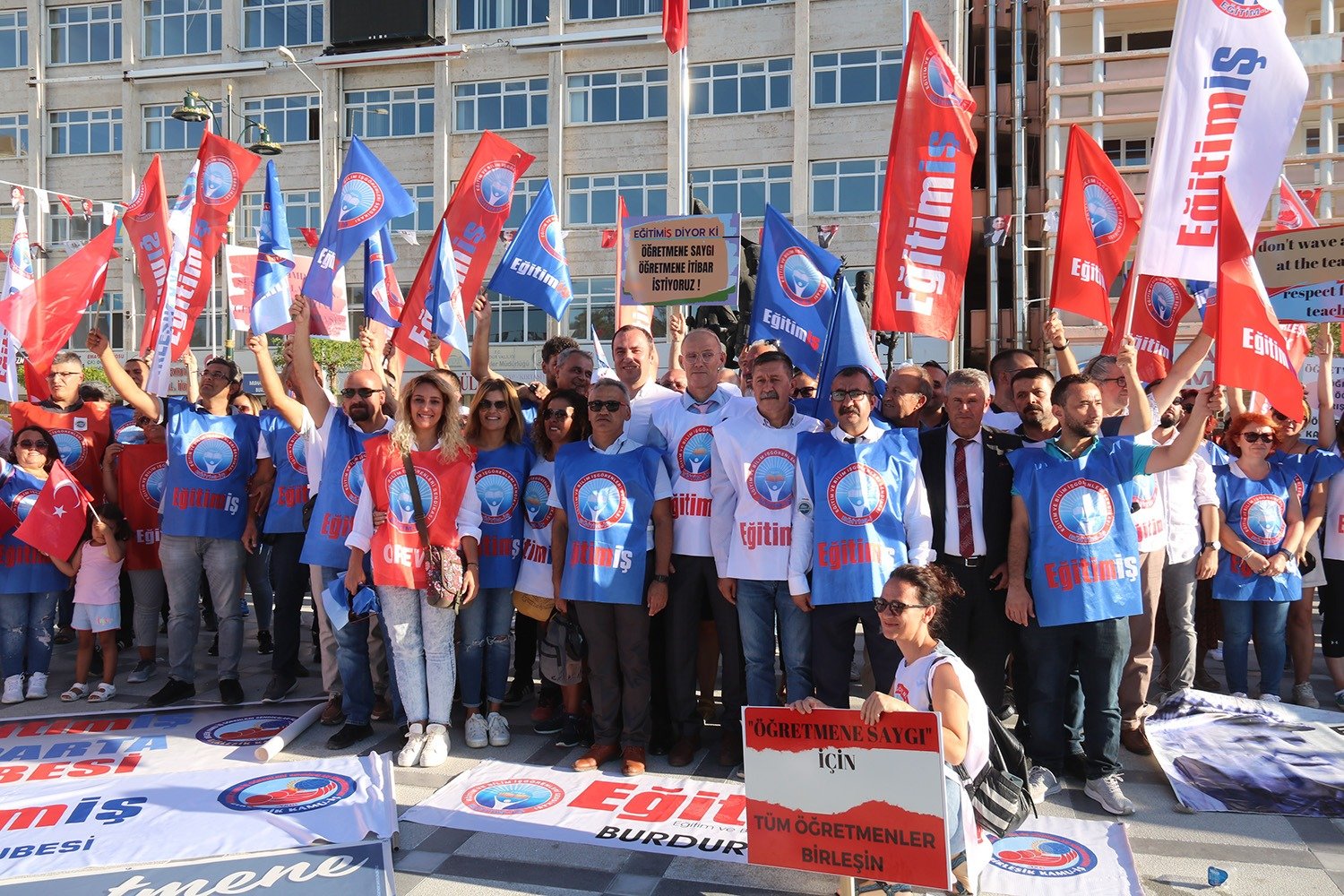 Eğitim-İş Genel Başkanı Kadem Özbay, “Sınıfta öğretmenin önüne geçmeyen, savaş