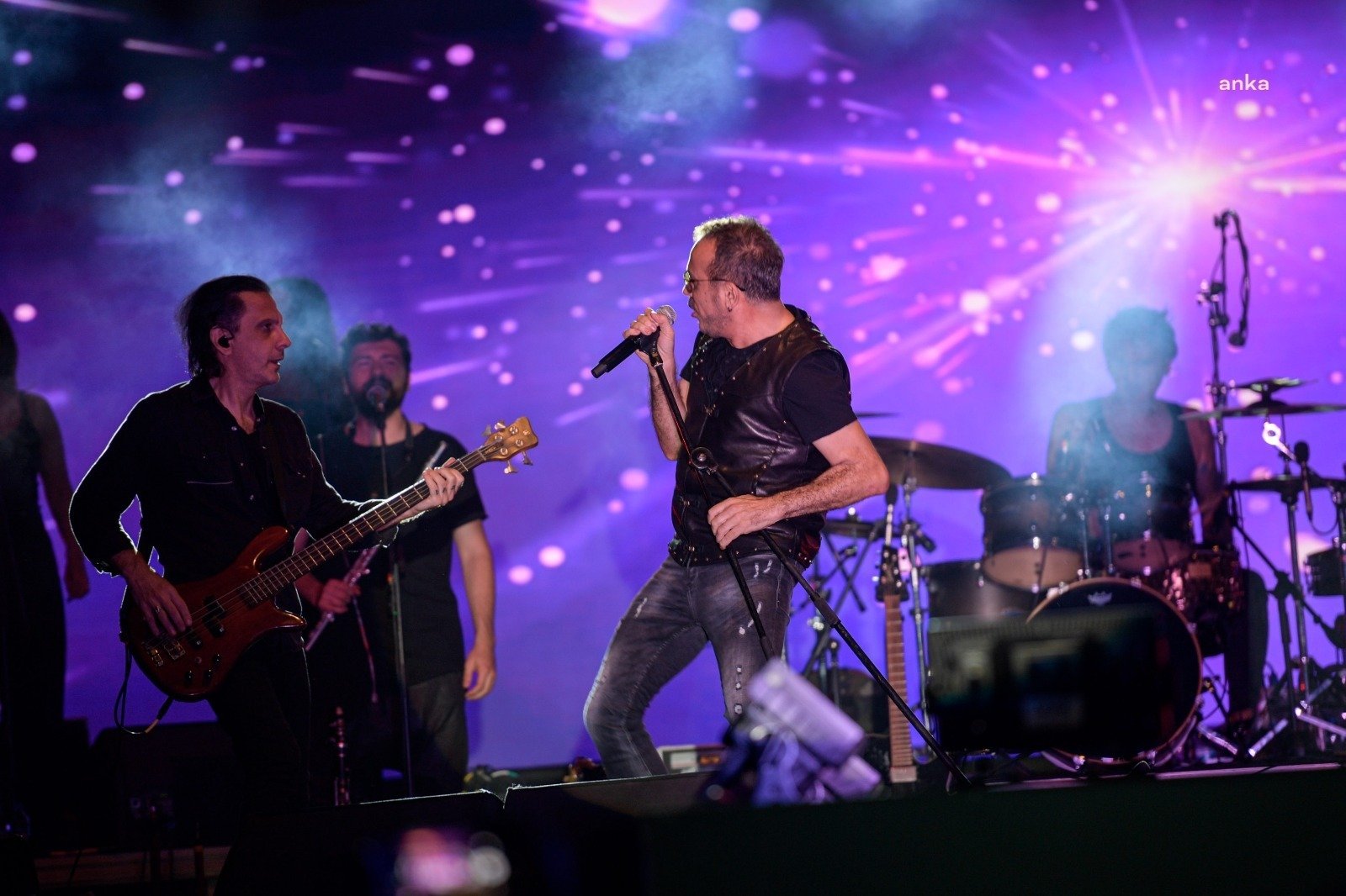 İzmir Enternasyonal Fuarı Çim Konserleri, son gece sahnesinde Haluk Levent’i