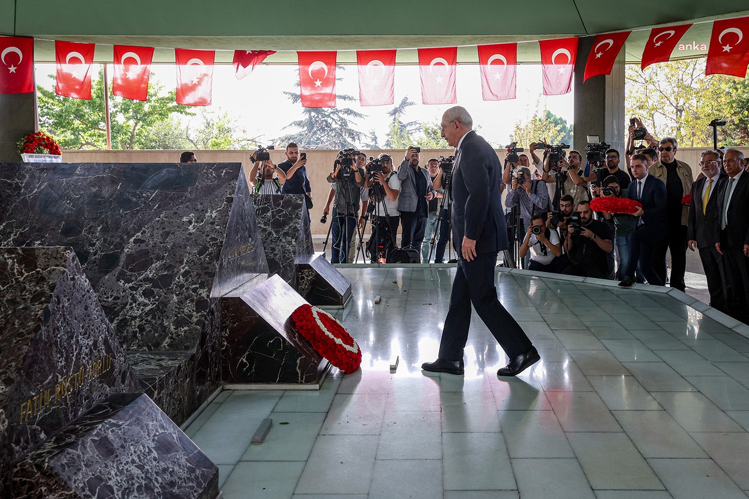 Kılıçdaroğlu, Menderes ve Özal’ın Anıt Mezarlarını Ziyaret Etti CHP Genel Başkanı Kemal Kılıçdaroğlu, eski Başbakan Adnan Menderes’in ve