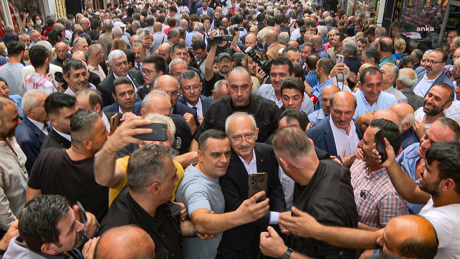 CHP Genel Başkanı Kemal Kılıçdaroğlu, Giresun’da esnaf ziyaretinin ardından yurttaşlara