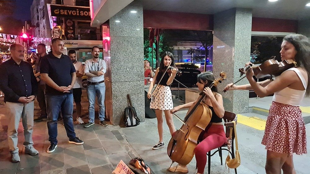 Çankaya Belediye Başkanı Alper Taşdelen, Tunalı Hilmi Caddesi’nde keman ve