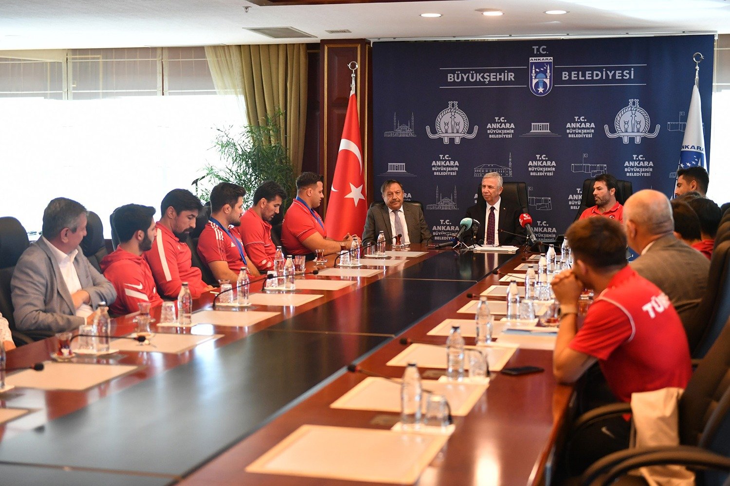 ASKİ Sporlu şampiyon Milli güreşçiler Taha Akgül ve Rıza Kayaalp’i