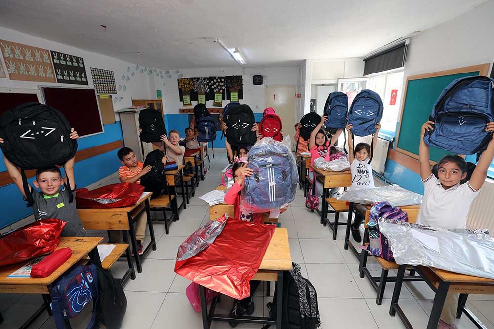 Yenimahalle Belediyesi, yeni eğitim öğretim yılının ilk gününde öğrencilere okul