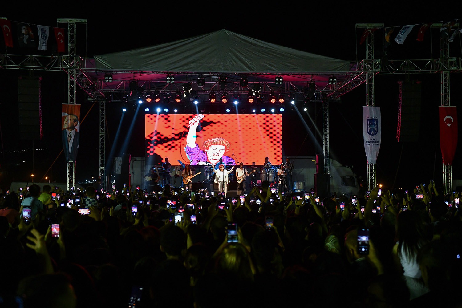 Büyükşehir Belediyesi, ‘Ankara Yaz Şenlikleri ve Konserleri’ ile başkentin dört bir yanında ünlü
