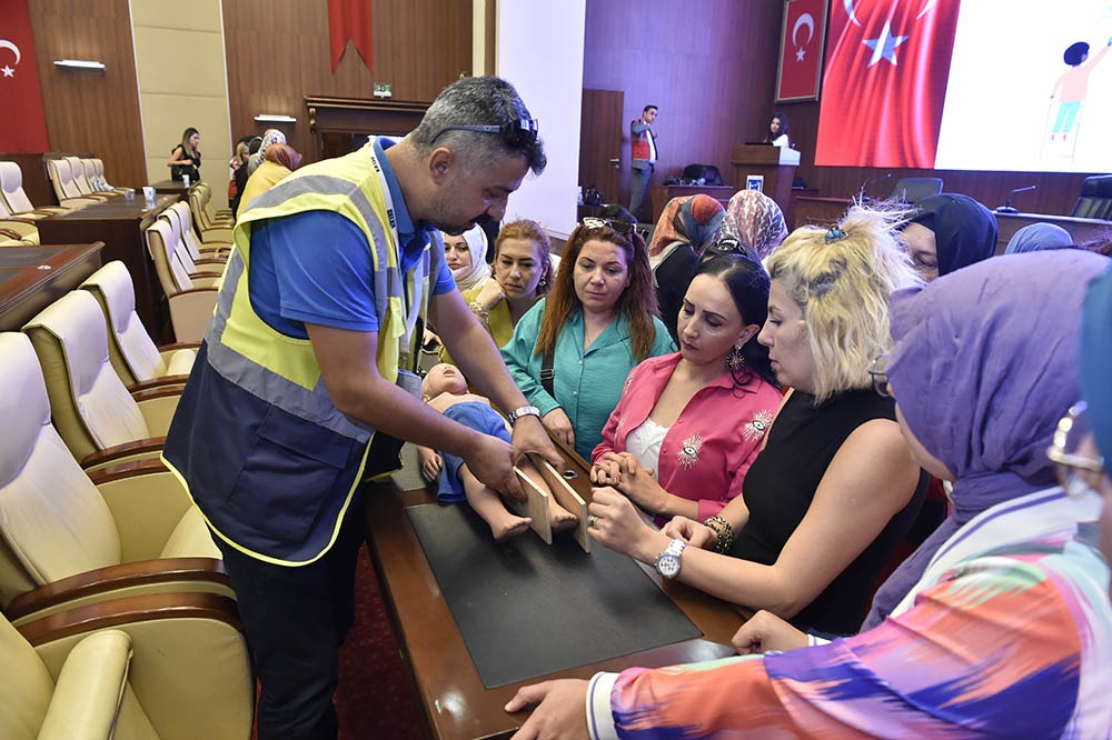 Kaliteli hizmet için personeline düzenli olarak eğitimler düzenleyen Ankara Büyükşehir