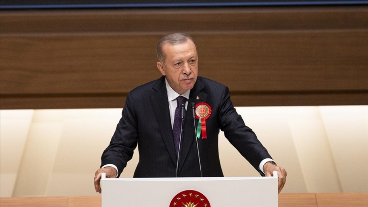 Cumhurbaşkanı Erdoğan: Birileri, ülkemizin adalet sistemini suç çetelerinin kirli oyunlarına kurban etmek için var gücüyle uğraşıyor. Böyle bir rezilliğe asla izin vermeyeceğiz Cumhurbaşkanı Recep Tayyip Erdoğan, yeni adli yıl açılış töreninde, “Birileri