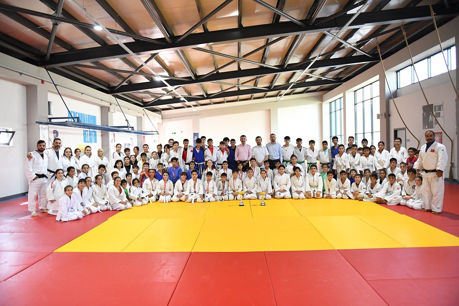 Altındağ Belediyesi’nin spor alanında yaptığı yatırımlar yüzleri güldürdü. Kısa bir