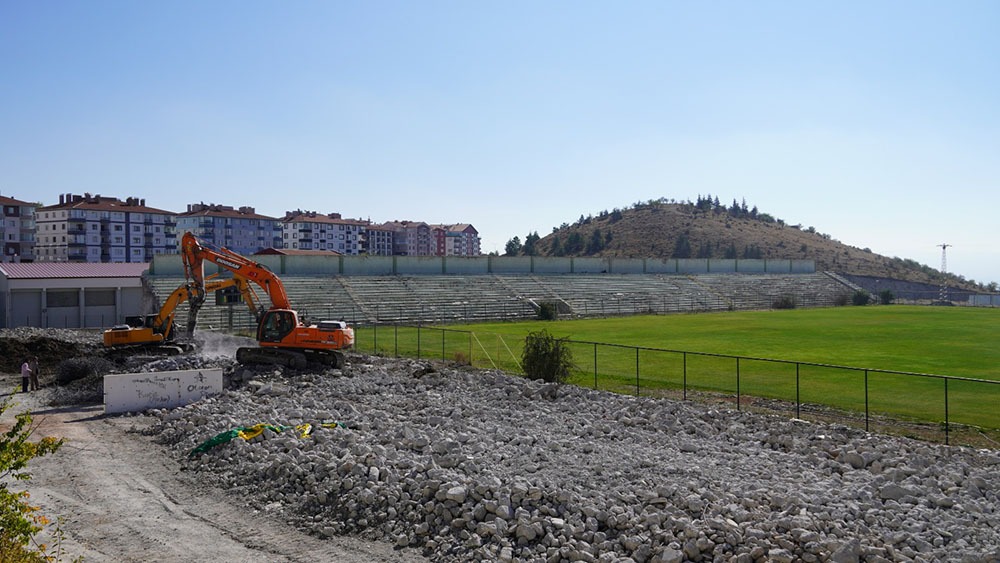 Keçiören Belediyesi ilçedeki Bağlum Stadı’nda yenileme çalışmalarına başladı. Bu kapsamda