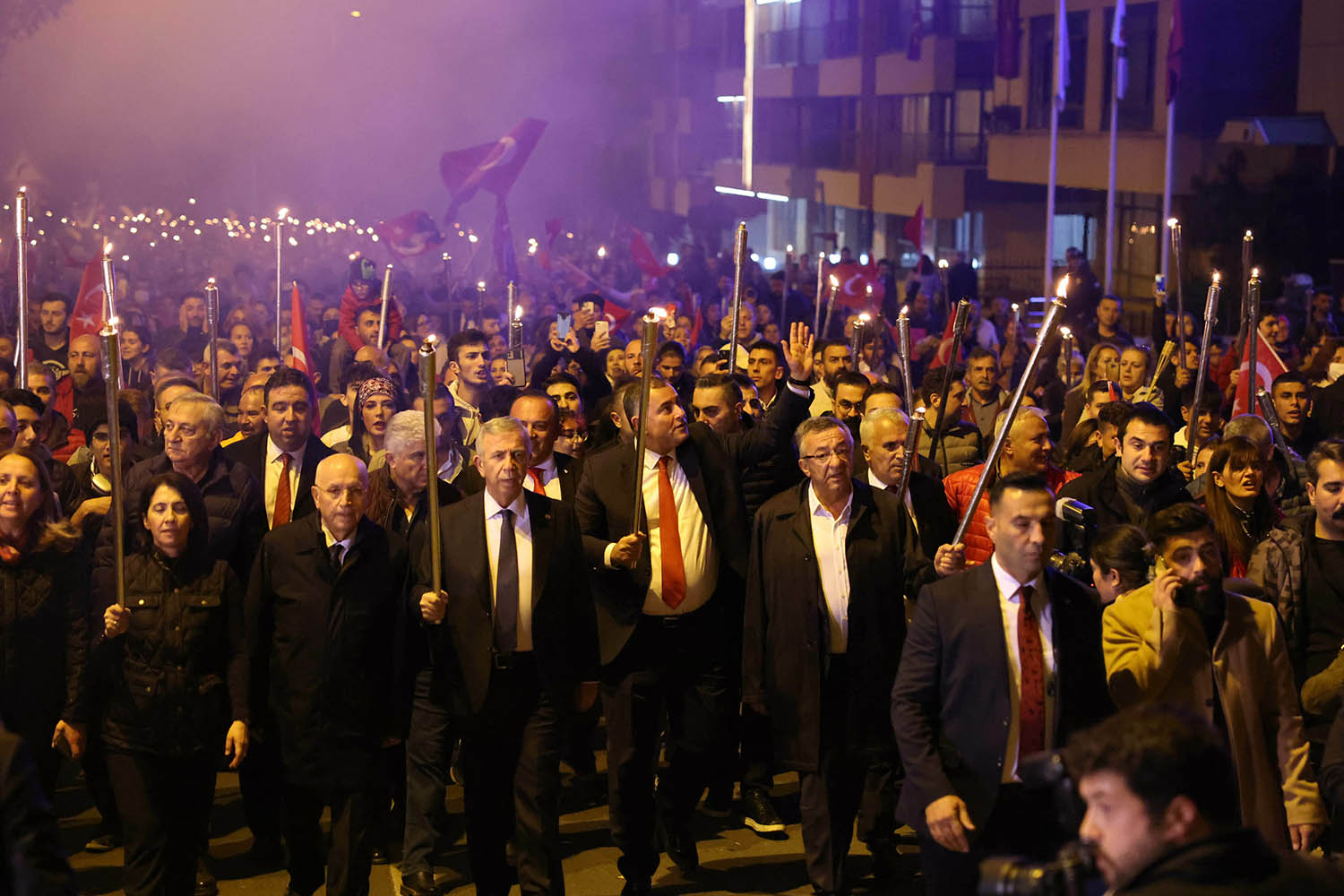 Çankaya Belediyesi’nin Cumhuriyetin 99. Yılında düzenlediği Meşaleli Yürüyüşe binlerce Başkentli