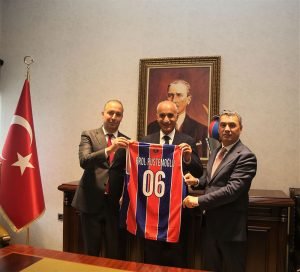 Golbasi Belediyesi TED Ankara Kolejliler Federasyon Kupasiyla Beraber Baskan Ramazan Simsek’i Makaminda Ziyaret Etti