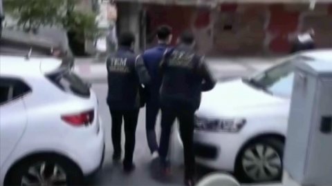 İstanbul’da PKK’ya Yönelik Operasyon: 14 Şüpheli Yakalandı İstanbul Emniyet Müdürlüğü, bölücü terör örgütü PKK’ya yönelik İstanbul merkezli