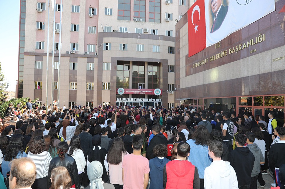 Ankara'nın Başkent oluşunun 99. yıldönümü nedeniyle Etimesgut Belediyesi önünde etkinlik