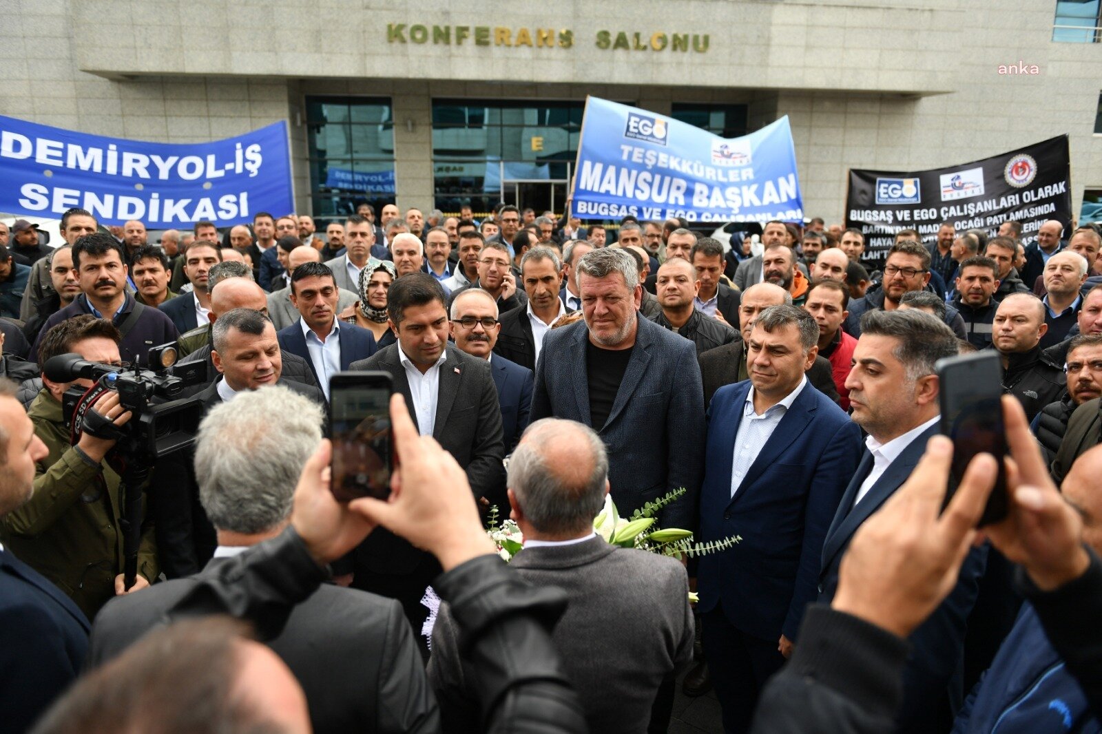 ABB Çalışanları 27 Bin TL Promosyon Aldı, Anlaşmayı Yapan Mansur Yavaş’a Teşekkür Etti Ankara Büyükşehir Belediyesi (ABB) çalışanları 27 bin TL banka promosyonu
