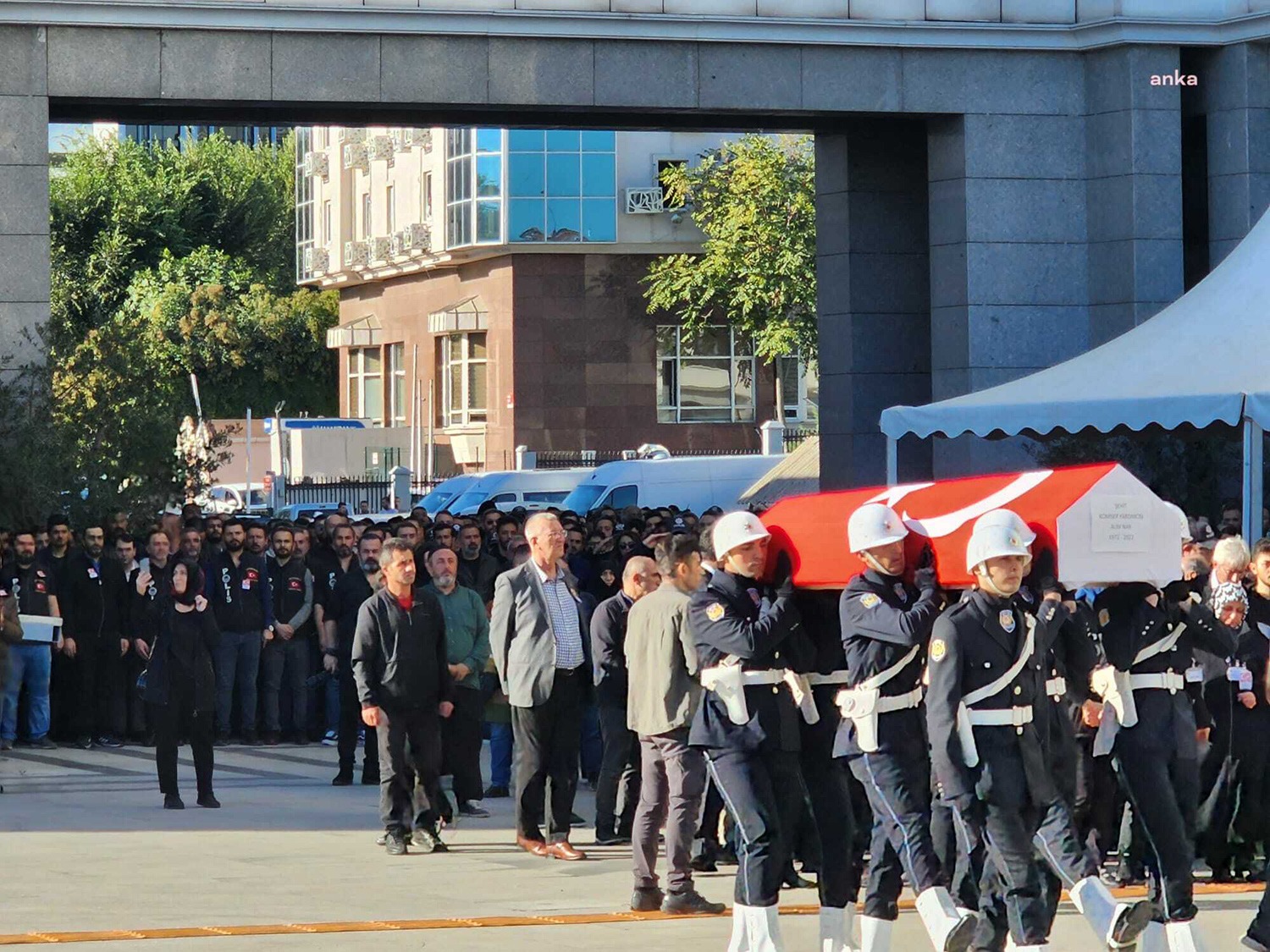 İstanbul'un Silivri ilçesinde dün gözaltına alınmak istenen şüphelilerin silahla ateş