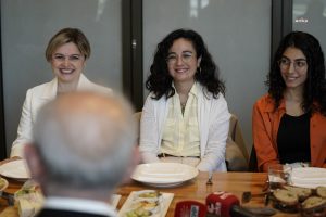 Kilicdaroglu ABD’de, Turk Ogrencilerle Bir Araya Geldi