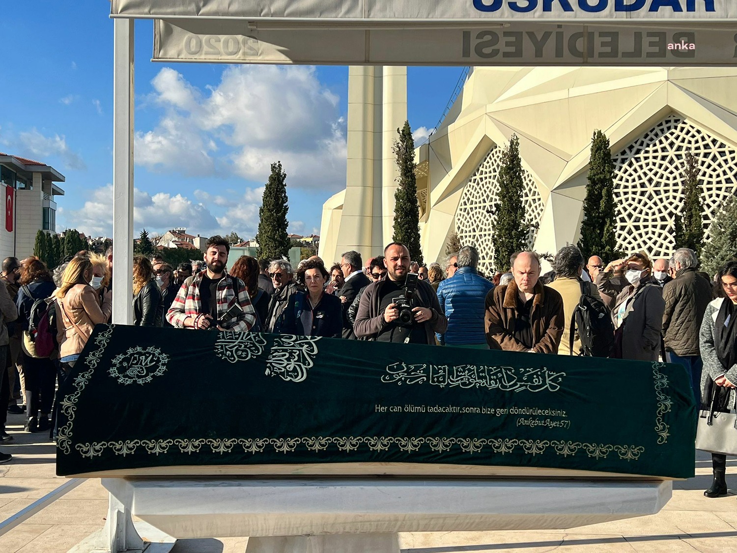 Evinde geçirdiği kalp krizi nedeniyle yaşamını yitiren gazeteci ve edebiyatçı