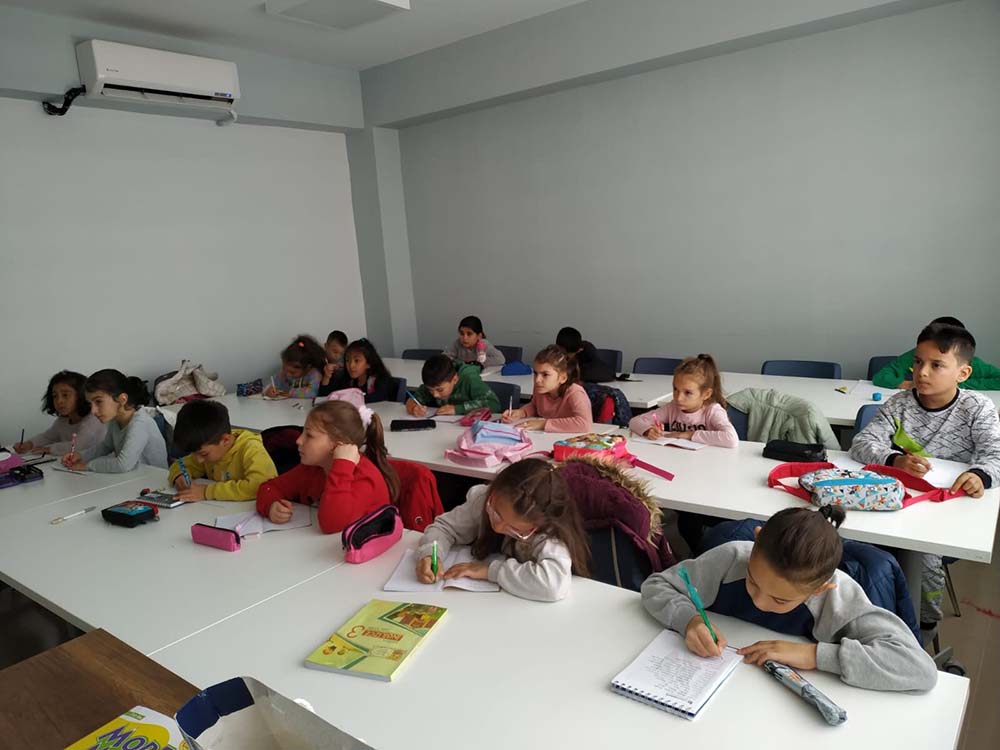 Öğrencilerin her alanda yanında olan Sincan Belediyesi, ücretsiz İngilizce derslerine