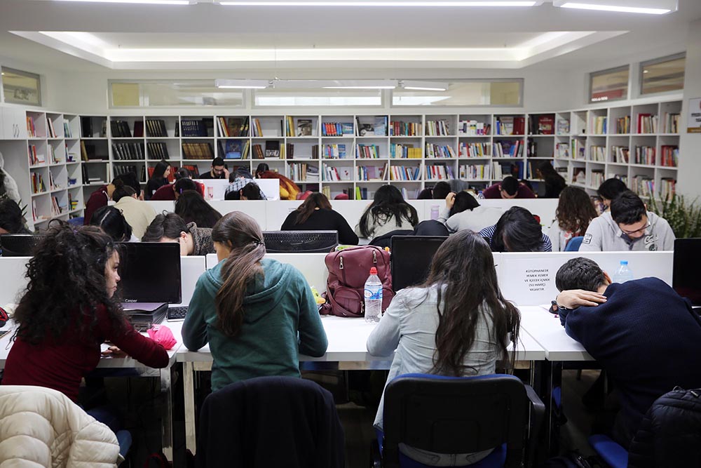 Yenimahalle Belediyesi’nin ilçenin 8 ayrı noktasına konumlandırdığı kütüphaneler vatandaşlardan yoğun