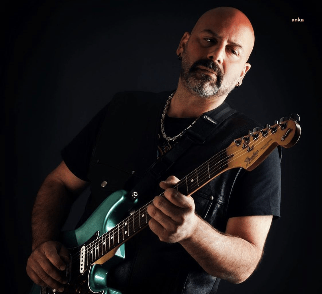 Ankara’da dün gece bir eğlence mekânında sahne alan müzisyen Onur
