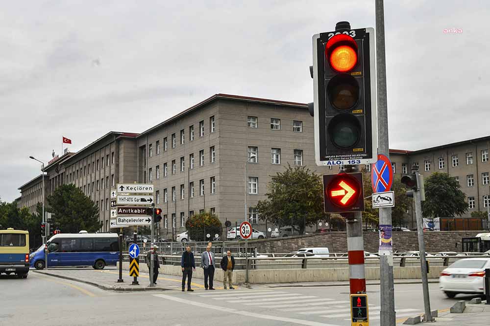 Başkent Kavşaklarına Fasılalı Yanan Işık Ayarı Ankara Büyükşehir Belediyesi, Başkent'te trafik düzeninin sağlanması ve kazaların önüne