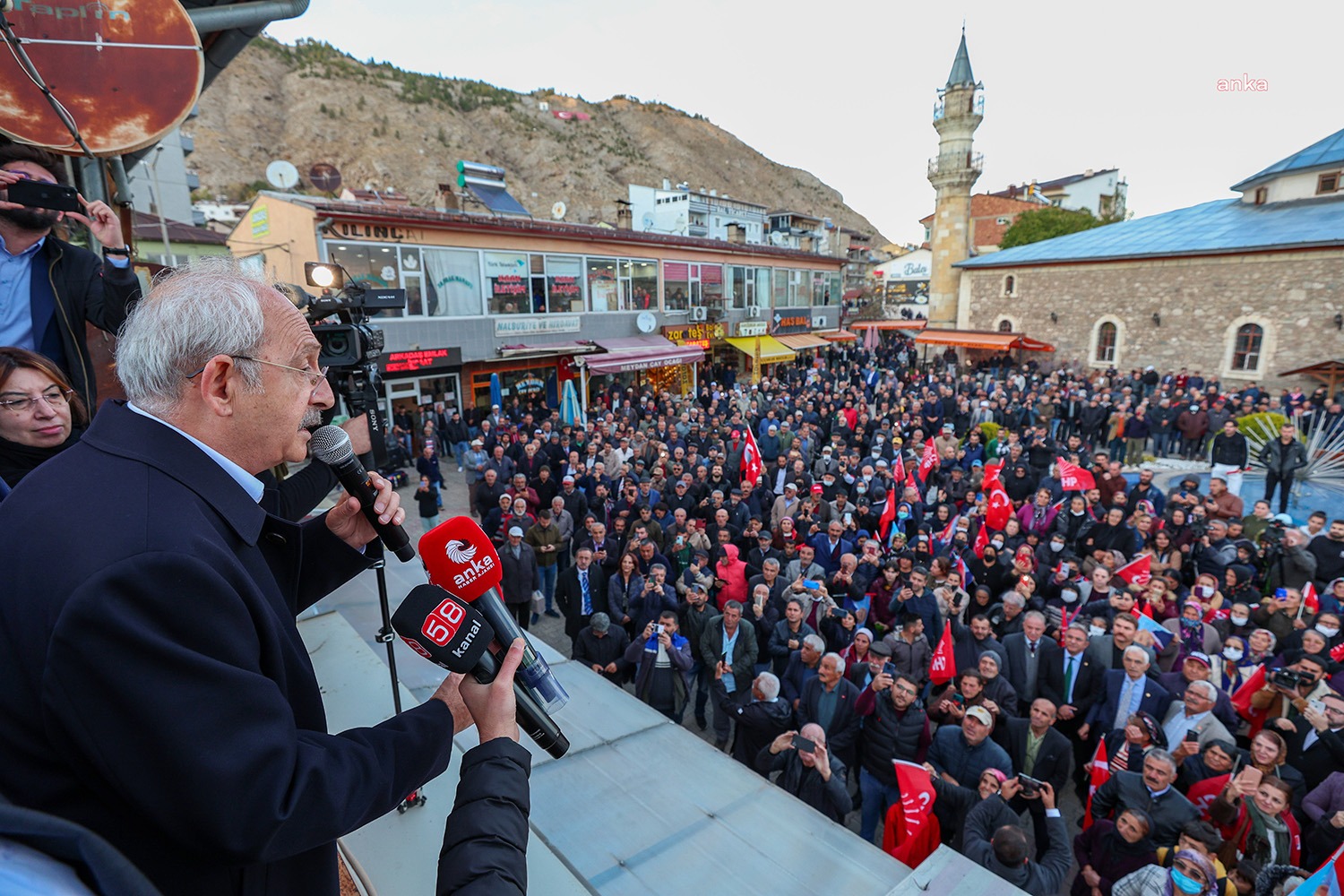 CHP Genel Başkanı Kemal Kılıçdaroğlu, Sivas Zara’da vatandaşlara; “Bu kardeşiniz,