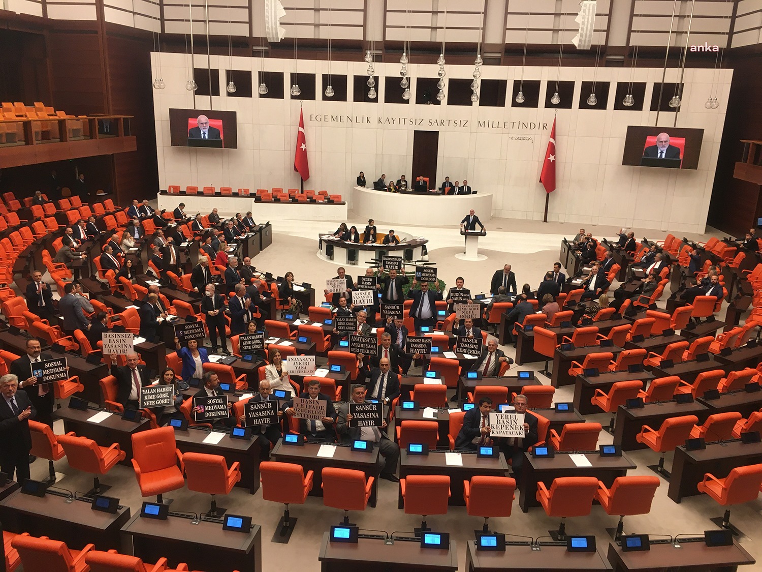 AKP ve MHP’nin TBMM’ye sunduğu “sansür yasası teklifi” gazeteciler tarafından