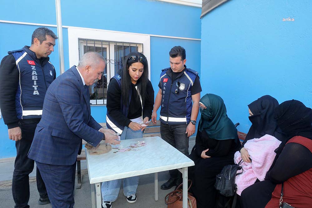 Yenimahalle Belediyesi Zabıta Müdürlüğü ekipleri, vatandaşların duygularını istismar ederek haksız