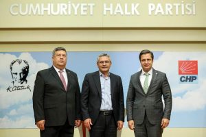 Turkiye Degisim Partisi’nden CHP'ye Katilan 11 Eski Izmir Il Yoneticisine Genel Merkezde Parti Rozetleri Takildi