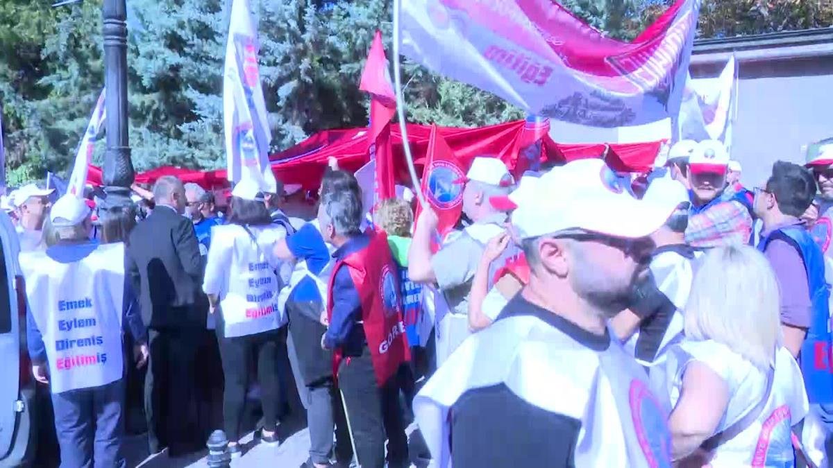 Eğitim-İş, Öğretmenlik Meslek Kanunu’nu protesto etmek için 1. Meclis önünden