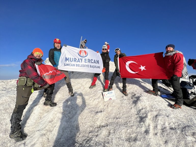 Türkiye'nin en yüksek noktası Ağrı Dağı'na zirve tırmanışı yapan gazeteciler