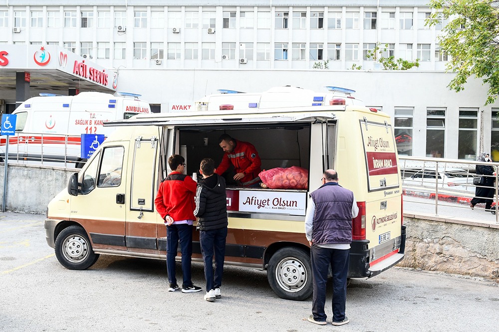 Altındağ Belediyesi, önceki yıllarda olduğu gibi, hastane önlerinde sıcak çorba