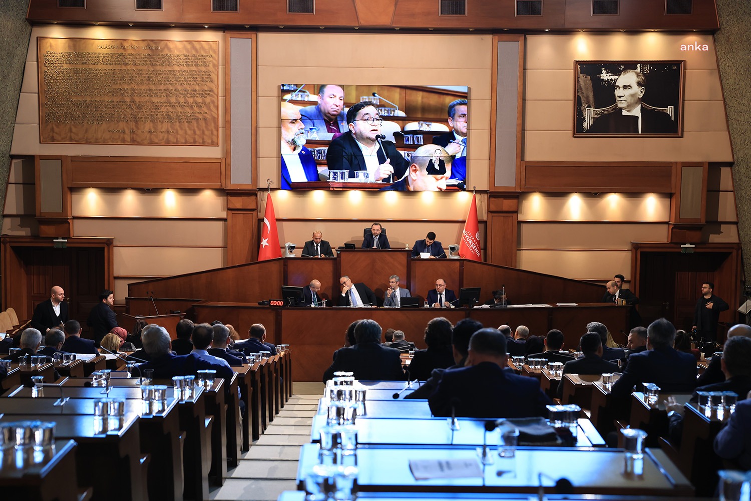 İstanbul Büyükşehir Belediye Meclisi’nde, belediye yönetiminin; Fatih Belediyesi’nin tarihi binasının