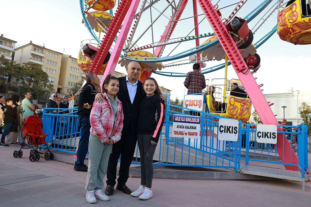 Keçiören Belediyesi bünyesinde hizmet veren çocuk lunaparkı rengârenk oyuncaklarla 4-8