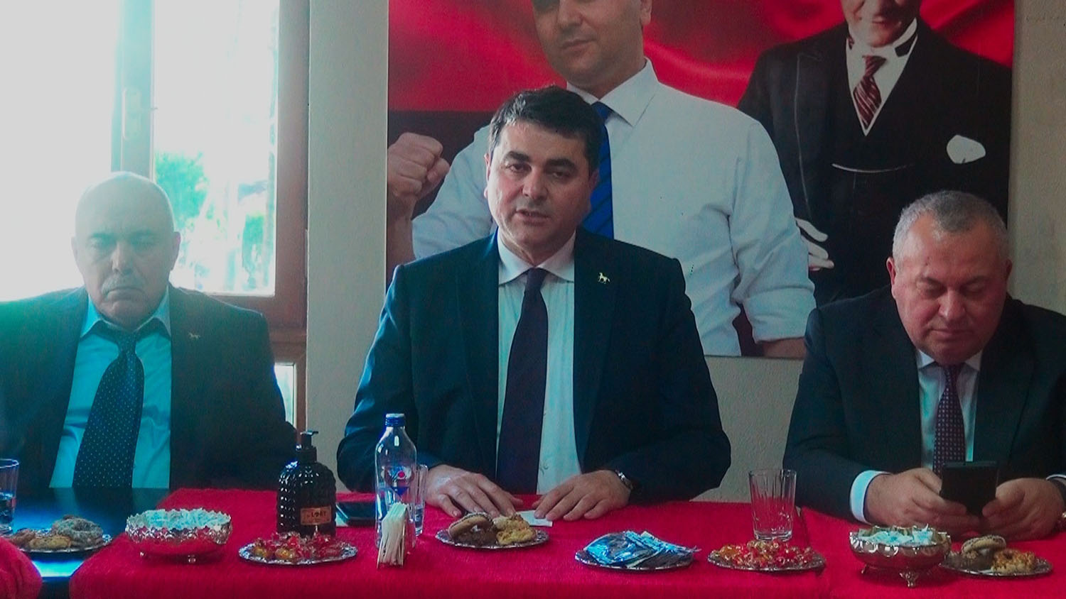 Demokrat Parti Genel Başkanı Uysal: 28 Kasım’da Sadece Altılı Masa Toplantısı Yok. Güçlendirilmiş Parlamenter Sistem’le İlgili Anayasa Çalışmasını da Kamuoyuyla Paylaşacağız Demokrat Parti Genel Başkanı Gültekin Uysal, Altılı Masa’nın 28 Kasım’da